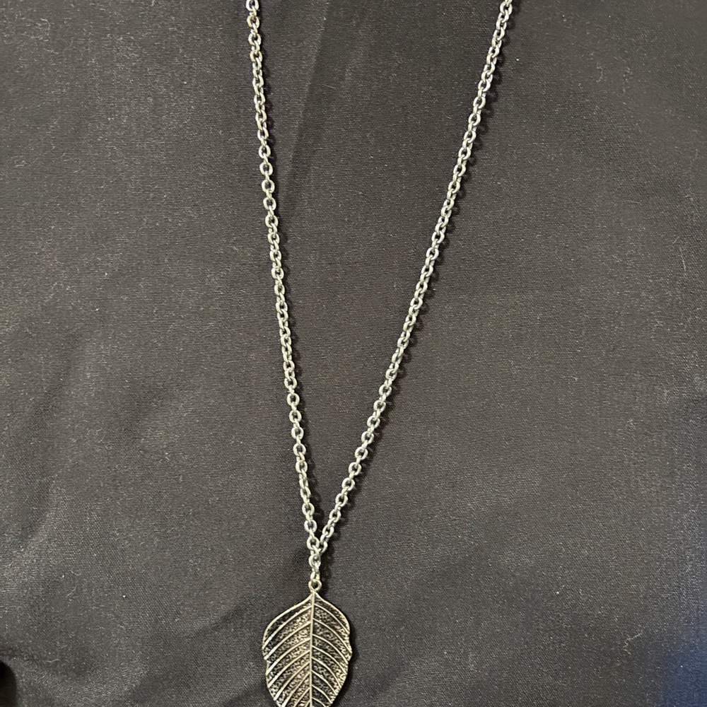 Elegant Silver Leaf Pendant Necklace